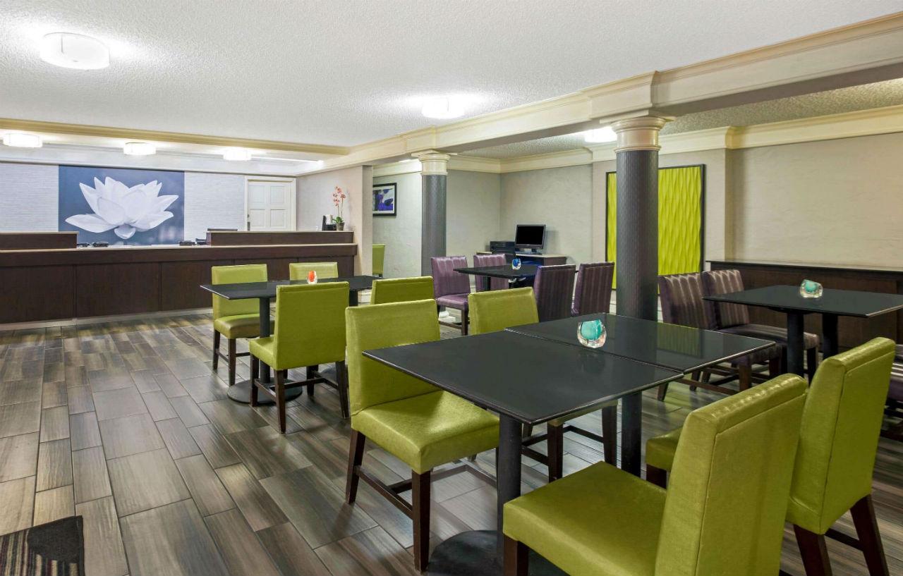 La Quinta Inn By Wyndham Fresno Yosemite Exterior photo