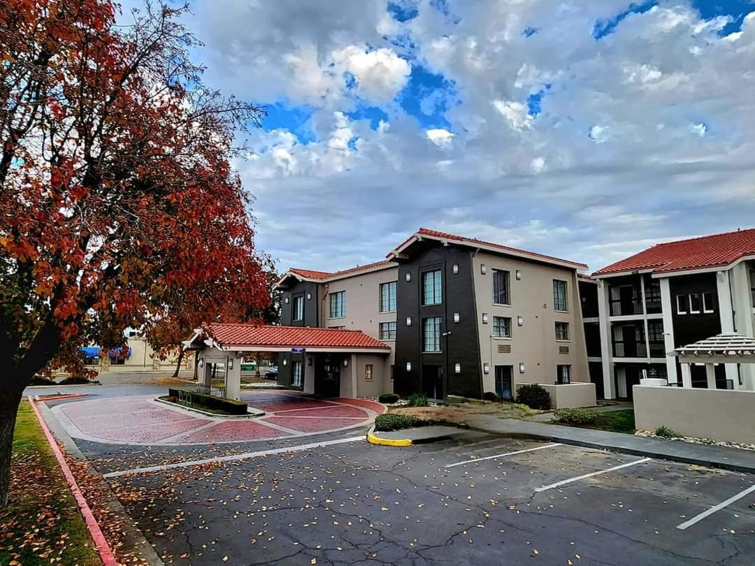 La Quinta Inn By Wyndham Fresno Yosemite Exterior photo