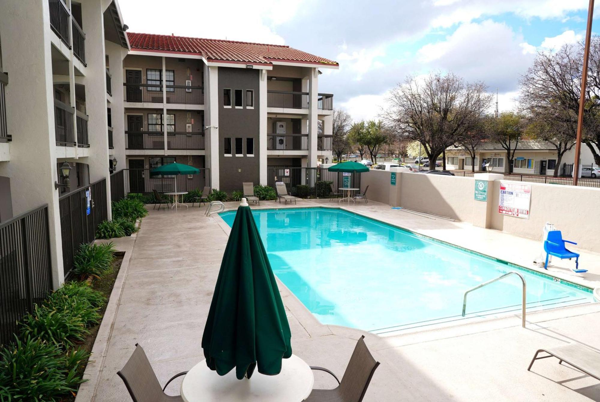 La Quinta Inn By Wyndham Fresno Yosemite Exterior photo